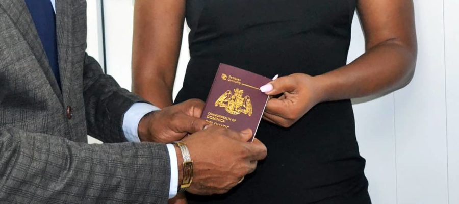 7月28獲批多米尼克入籍一起看看14張多米尼克新版護照ePassport的照片